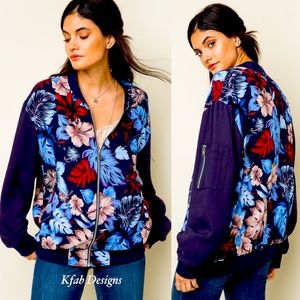 B29B💙❤️Sassy+classy navy+floral print zip bomber4 play+work! Figure flattering